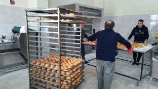 Meslek liseli gençler günlük ekmek üretimine devam ediyor