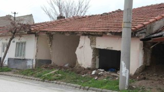 Metruk evler tehlike saçmaya devam ediyor