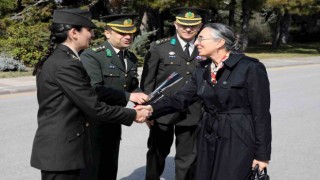 Milli Savunma Bakanı Hulusi Akarın eşi Şule Akar ve beraberindeki komutan eşleri Anıtkabiri ziyaret etti