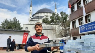 Minare işçisi Afgan vatandaşı depremzedeleri yanlız bırakmadı