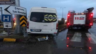 Minibüs önündeki otomobile arkadan çarptı: 1 yaralı