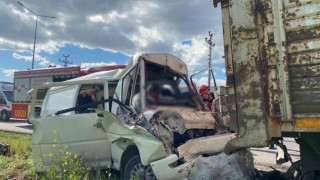 Minibüs park halindeki çekiciye çarptı: 2 ölü, 4 yaralı