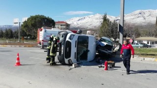 Minibüsle otomobil çarpıştı: 1 yaralı