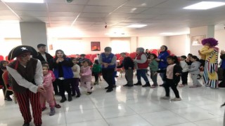Minik depremzede misafirler gönüllerince eğleniyor