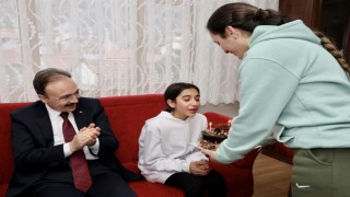 Minik depremzedeye doğum gününü sürprizi