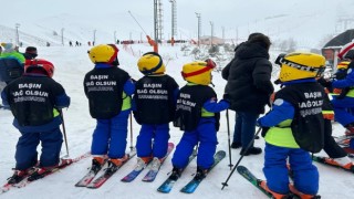 Minik kayak severler depremde hayatını kaybedenleri yarışarak andı