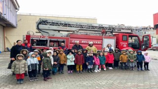 Minik öğrencilerin İtfaiye gezisi heyecanı