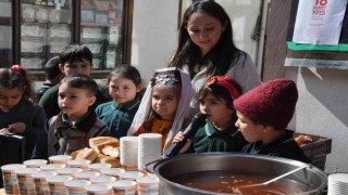 Minikler Çanakkale şehitlerinin son yemek menüsünü dağıttı