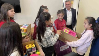Minikler depremzede arkadaşlarıyla oyuncaklarını paylaştı