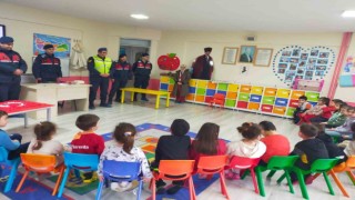 Minikler hazırladıkları Türk bayrağını jandarmaya teslim etti