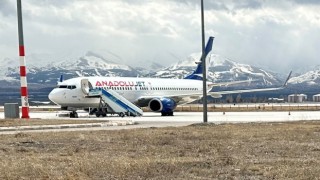 Motor ve kanat kısmını iniş sırasında piste sürten THYnin TK 7575 sefer sayılı uçağı Erzurum Havalimanında onarılacak