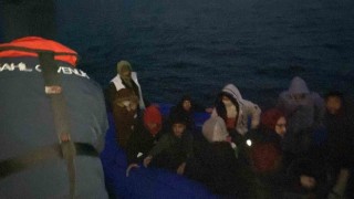 Motoru arızalanan lastik bottaki göçmenleri Sahil Güvenlik kurtardı