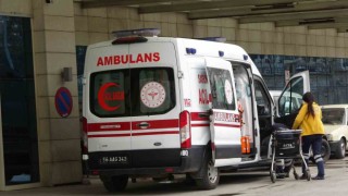 Motosiklet ile otomobille çarpıştı: 1 ağır yaralı