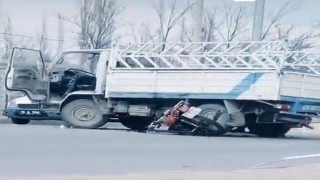 Motosiklet kamyonetin altında kaldı: 1 ölü