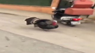 Motosikletine binmek isteyen kuryeye hindi engeli