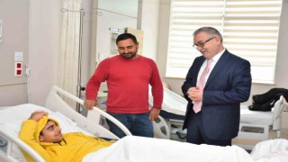 Müdür Akyol, depremzede öğrenci ile hastanede bir araya geldi