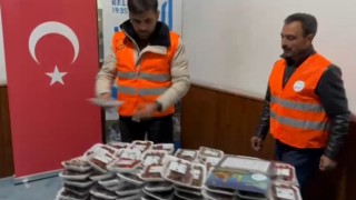 Muradiye Belediyesinden hurma ve imsakiye dağıtımı
