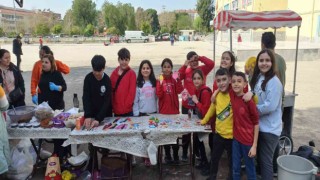 Nazilli Cumhuriyet İlkokulunda depremzedeler için hayır panayırı düzenlendi