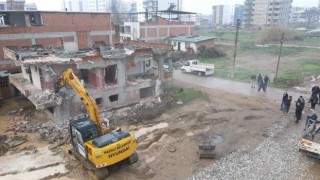 Nazillide metruk binaların yıkımı devam ediyor