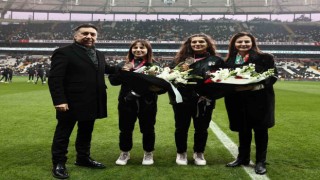 Nesrin Baş ve Ebru Dağbaşına, İstanbulspor maçı öncesinde çiçek takdim edildi