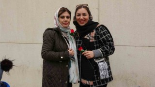 Nevruz tatili için gelen İranlı turistler Yüksekovada güllerle karşılandı