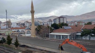 Niğdede depremde hasar alan minare yıkıldı