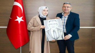 Nişan yüzüklerini takan Başkan Gülere karakalem portre jesti