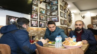 Ödüllü paçacı deprem sonrası dükkanını açtı, depremzedelere hizmet veriyor