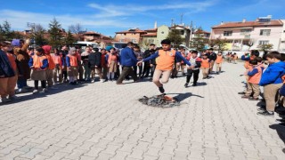 Öğrenci ve öğretmenlerden coşkulu Nevruz kutlaması
