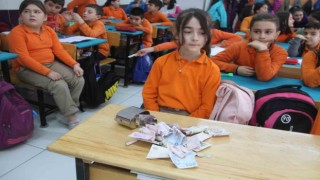 Öğrenciler sınıf kumbarasına yurtta kalan depremzede akranları için harçlıklarını bağışladı