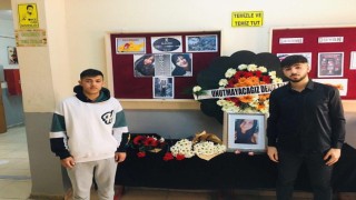 Öğrencilerin depremde hayatını kaybeden öğretmenleri için yazdığı notlar duygulandırdı
