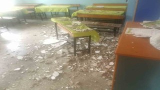 Okulda tavan sıvası düştü, 2 öğrenci yaralandı