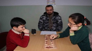 ‘Okullar Arası Zeka Oyunları Turnuvasında finale kalmak için kıyasıya yarıştırlar