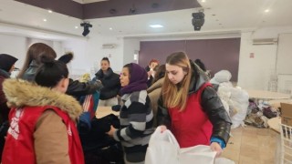 Okulu yıkıldı sandı, ağlayarak kumbarasını bağışladı