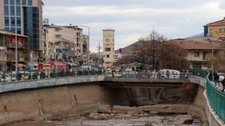 Oltu Çayında köpek kurtarma operasyonu