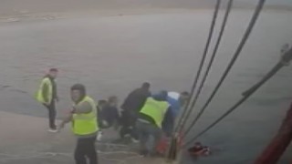 Ölüme atladı, yolcu ve görevliler son anda kurtardı