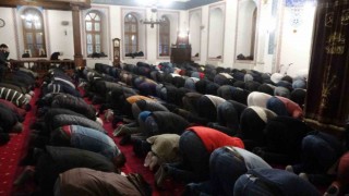 On bir ayın sultanı ‘Ramazan kılınan teravih namazıyla başladı