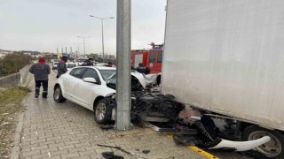 Önce kaldırıma ardından park halindeki araca arkadan çarptı