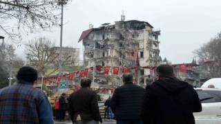 Onlarca vatandaş yıkılan ekmek teknesine son kez uzaktan baktı
