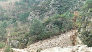 Osmaniye'de artçı depremler sonrası köy yolu kapandı