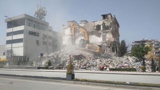 Osmaniye'de Depremde hasar gören binaların yıkım işleri devam ediyor