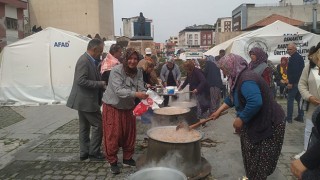 Osmaniye'de Depremde hayatını kaybedenler için Aşure dağıtıldı