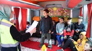 Osmaniye'de Depremzede çocuklar, oyun otobüsünde stres atıyor