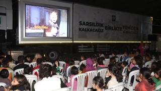 Osmaniye'de Depremzede çocuklar Sinema Tırında film izlediler
