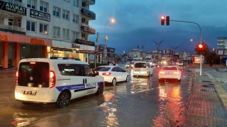 Osmaniyede sağanak yağmur cadde ve sokakları göle çevirdi