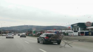 Otomobil ile yolda ağaç taşıdı, trafiği tehlikeye düşürdü