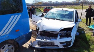 Otomobil minibüse çarptı: 1i ağır 5 yaralı