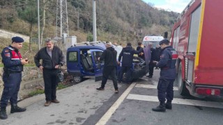 Otomobilde sıkışan yaralıları kurtarmak için zamanla yarıştılar