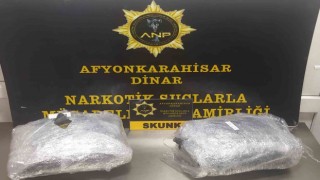 Otomobilde yapılan aramada 2 kilogram 290 gram skunk isimli uyuşturucu le geçirildi