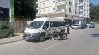 Otomobile çarpıp yola savruldular